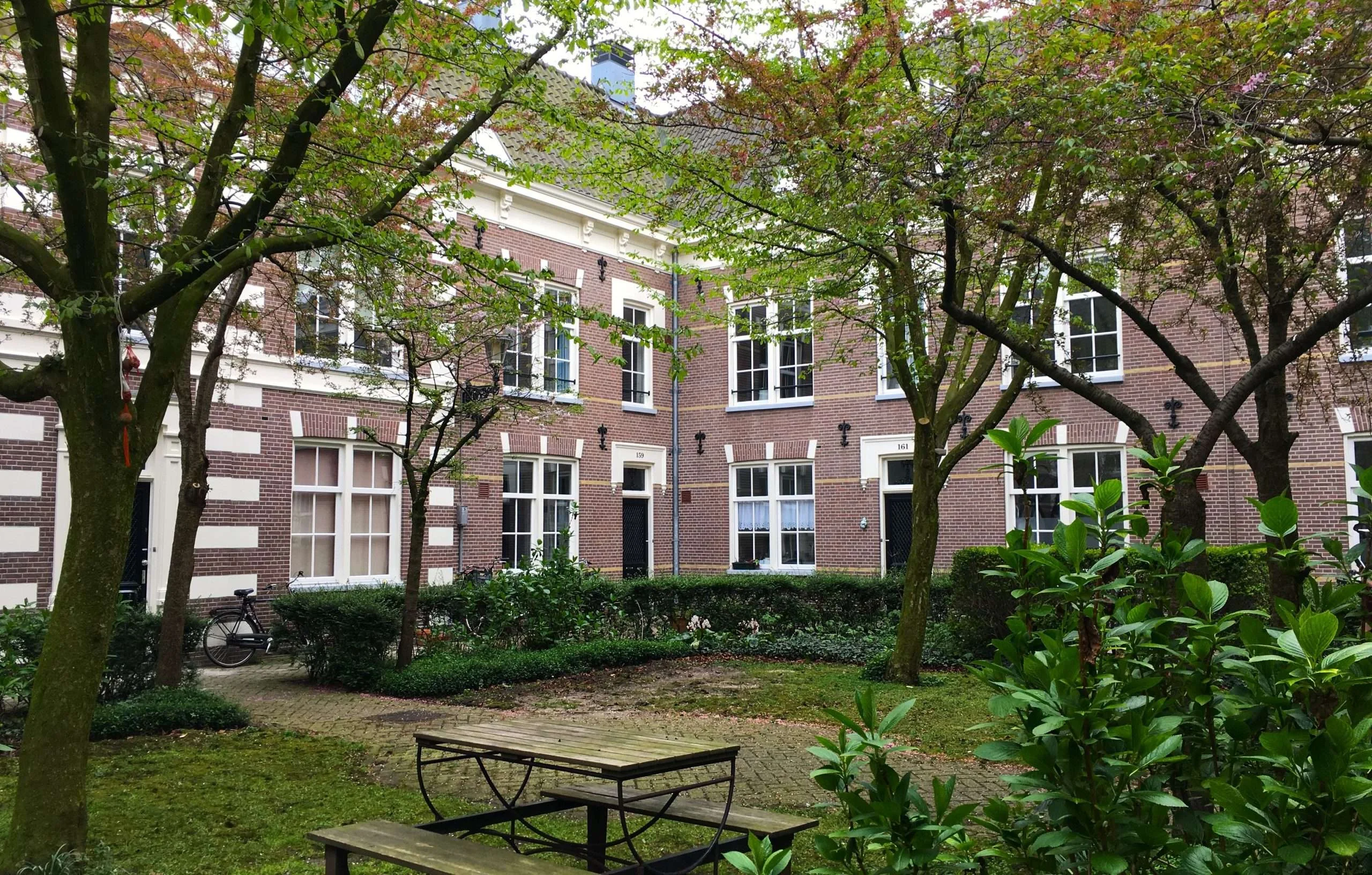 photo of a hidden Courtyard in the Jordaan Amsterdam